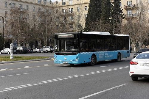 Bakıda köhnə avtobuslar yığışdırılır